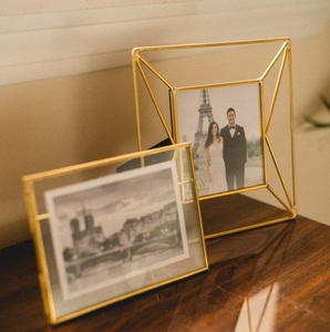 Cadre photo en métal en forme d'étoile pour les amateurs de design minimaliste, offrant un look moderne et épuré à chaque photographie - Product Image 2