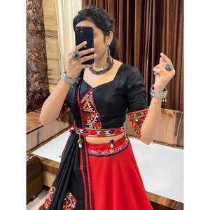 Magnifique ensemble de vêtements pour femmes en coton rouge avec travail Gamthi, Lehenga Choli et Dupatta - Product Image 5