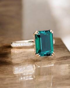 แหวนเงินแท้ 925 ประดับมรกตสังเคราะห์สีเขียว แหวนพลอยสำหรับผู้หญิง ประดับด้วยพลอยสีขาว - Product Image 2