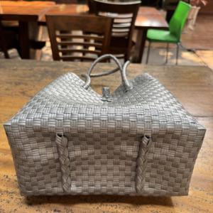 Bolsa tejida hecha a mano Material plástico Premium Accesorio de moda elegante para adultos con patrón Lurik Tejido reciclado de Indonesia - Product Image 4