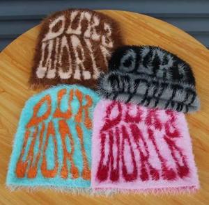 Chapeaux d'hiver de haute qualité Bonnets en tricot avec logo personnalisé et broderie 3D Bonnet en acrylique Jacquard Mohair pour les voyages d'affaires - Product Image 6