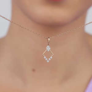 จี้เพชรรูปมงกุฎสีทองที่สวยงามสร้างขึ้นสำหรับสร้อยคอที่หรูหราให้ประกายระยิบระยับสำหรับงานแต่งงาน - Product Image 1