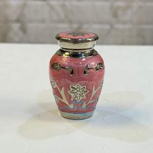 Urnas de cremación para adultos de aluminio con diseño Floral grabado de estilo americano, tarro antiguo para cenizas de cremación, proveedor directo de India - Product Image 6