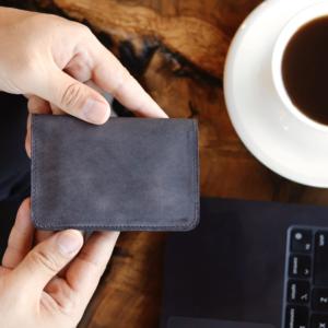 Cartera minimalista delgada de cuero genuino para hombres y mujeres Estilo Vintage con múltiples ranuras para tarjetas y cierre de cubierta RFID duradero - Product Image 5