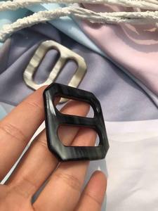 Anneau pour écharpe en corne de buffle avec polissage lisse, ajoutant une élégance douce et une tenue sécurisée à toute écharpe, de haute qualité - Product Image 2