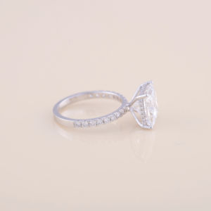 Bague de fiançailles en diamant de laboratoire taille princesse de 1,00 ct avec bande pavée ronde de 0,49 ct en or blanc 9 carats - Product Image 2