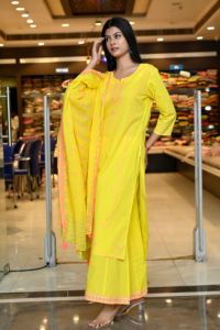 Conjunto de Kurta Amarillo de Corte Recto con Bordado, Cuello en V, Sin Mangas, Transpirable, con Dupatta, Hecho a Mano en India, de Algodón, Elegante, de Diseñador, para Mujer - Product Image 4