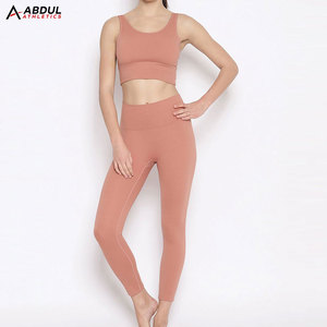 Ensemble de yoga pour l'entraînement et le sport, avec tissu extensible et design confortable, pour la gym, le fitness et les activités quotidiennes - Product Image 1