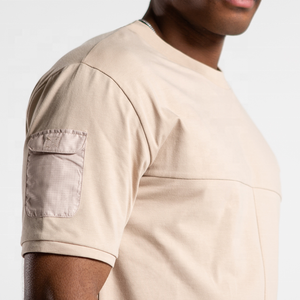 เสื้อยืดผู้ชายสีเบจพร้อมกระเป๋าแขนสไตล์สำหรับฤดูร้อนและสวมใส่หมี - Product Image 2