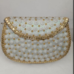 Sac à main moderne ethnique de style antique pour femmes, fait à la main, en perles blanches, chaîne dorée plaquée or, sculpture polie, sac bandoulière - Product Image 1