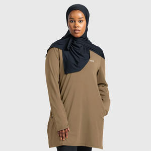 Top Deportivo Modesto con Estilo Largo y Hijab Integrado |   Ropa Deportiva Transpirable y Elástica para Mujeres Musulmanas - Product Image 3