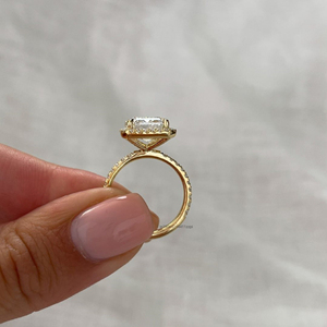 Bague de fiançailles solitaire en moissanite taillée émeraude faite à la main avec pierre centrale de 5.30 carats en argent 925 et design de réglage Halo - Product Image 4