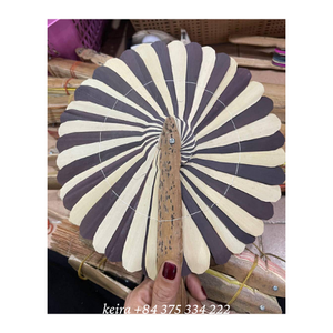 Éventail rustique fait main en fronde de coco, motif naturel de palmier texturé pour la décoration intérieure tropicale et les espaces créatifs - Product Image 6