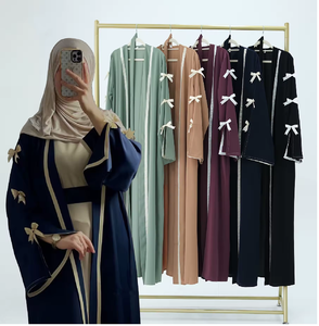 Abaya negra de lujo con bordes de encaje dorado intrincados. Estilo premium disponible a precios de mayoreo. - Product Image 3