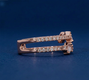 Anillo de Boda Minimalista Curvo en Forma de Chevron, Chapado en Rodio y Oro de 14K, con Diamante Cultivado en Laboratorio, 0.58CT, Corte Baguette y Redondo Brillante, ShivPath - Product Image 3