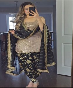 Vêtements Maxi longs avec un design de vêtement brodé élégant Idéal pour les dames modernes à la recherche de modestes élégants et à la mode - Product Image 3