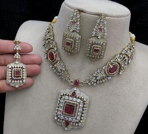 Impresionante Juego de Collar con Piedras de Circonita Cúbica con Acabado Dorado de la Mejor Calidad, con Pendientes y Tikka, para Fiestas, Bodas, Colección Moderna para Mujer - Product Image 2