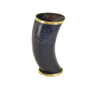 Tasse de corne à boire Viking faite à la main | Cadeau de chope de bière en corne de boeuf gravé sur mesure pour vos amis. - Product Image 1