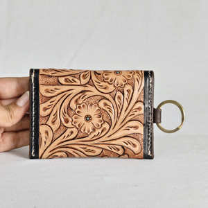 Cartera Corta de Cuero Genuino Hecha a Mano, con Diseño Floral Grabado, Elegante, de Alta Calidad, con Cierre Antirrobo - Product Image 2