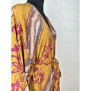 Kimono Corto de Seda Vintage Riya, Ligero y Estilo Boho, Perfecto como Pareo de Playa para Ella, Accesorio de Baño Reciclable, Suave y Transpirable - Product Image 5