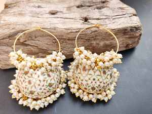 Elegantes pendientes blancos Meenakari Jhumki de alta calidad hechos a mano esmalte arte motivos florales ideales para bodas y ropa tradicional - Product Image 3