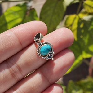 Colgante ligero de estilo religioso de Plata de Ley 925, abalorios finos pequeños y elegantes para niños con Turquesa sintética - Product Image 1