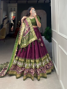 DERNIÈRE DESIGNER SILK PATOLA IMPRIMÉ AVEC BORDURE EN DENTELLE GOTTA PATTI LEHENGA CHOLI - Product Image 4