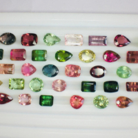 Lot de 58 pierres précieuses naturelles multi-tourmalines de haute qualité, lustre AAA, polissage parfait, certifiées IGI, coupes variées 5-10mm, 103 carats pour