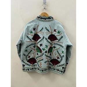 เสื้อแจ็คเก็ตวาร์ซิตี้ฤดูใบไม้ร่วง ลายปักมือ Forest Bloom ผ้าฝ้าย คอตั้ง แบบกลับด้านได้ สีเขียวเซจ ลายก้างปลา ทรงบ็อกซี่ สั้น แบบสำเร็จรูป - Product Image 1