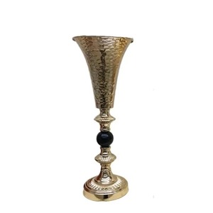 Vase en métal de style vintage avec finition dorée et design en perles noires pour une décoration élégante de la maison et une pièce maîtresse d'inspiration antique - Product Image 1