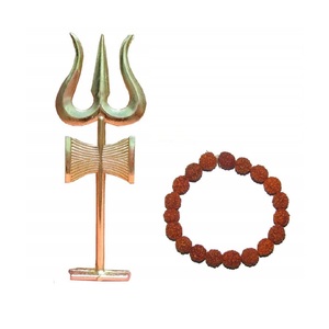 Golden Trishul Idol Diseñado con un acabado dorado suave y una base resistente, esta pieza es ideal para templos caseros - Product Image 2