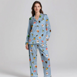 Conjunto de Pijamas de Lujo con Estampado Festivo para Mujer, Ropa de Dormir de Seda Satén Suave y Cálida, Hecho a Medida para las Fiestas - Product Image 4