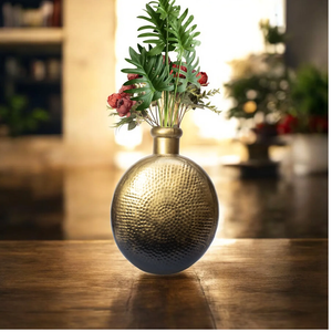 Par de jarrones de suelo dorados martillados con flores vibrantes. Disponible a precios de mayoreo. - Product Image 3