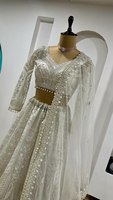 Magnifique Lehenga Choli de Mariée pour Tapis Rouge, en Soie Banarasi et Rayonne, avec Broderie Multi-Pierres et Perles, Multicolore, Haute Qualité, pour Soirée