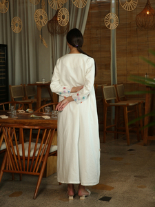 Venta al por mayor de lujo personalizado Beige Abaya XXL satén vestido islámico inspirado Dubai volante estilo adultos alta calidad seda antiarrugas - Product Image 4