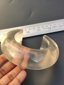 Bracelets de mode en résine coupe latérale classique exclusivement conçus pour les femmes créés à la main uniquement pour les cadeaux et les fêtes - Product Image 3