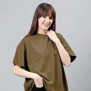 T-shirt pour femme, coupe classique, offrant une texture douce, un style moderne et un confort quotidien - Product Image 1