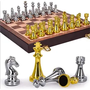 新到货完整的国际象棋棋盘套装金属亮银和金金属棋子高品质黄铜锁是旅行的理想选择