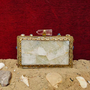 Pochette en pierre de quartz naturelle avec cadre en or orné, devant en mosaïque de pierre, accessoire de luxe artisanal - Product Image 1