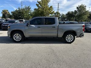 Clean Pre-owned 2023 Chevrolet Silverado 1500 Cabine d'équipe personnalisée RWD avec roues en alliage Système de navigation de siège en cuir Démarrage à distance - Product Image 2