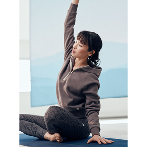 Chándal con capucha y cuello con cremallera y técnica de teñido liso de longitud larga para comodidad y estilo en la restauración del logotipo de la temporada de invierno - Product Image 1