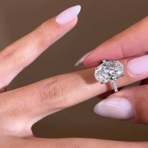 Bague de fiançailles certifiée IGI, solitaire à taille ovale avec bande pavée de diamants ronds - Product Image 4