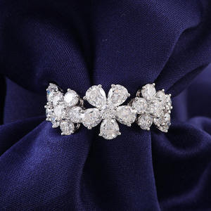 Anillo de Plata 925 con Moissanita, Diseño Único en Forma de Flor, Chapado en Rodio, con Engaste Pavé, Joyería Fina para Mujer, Regalo de Compromiso o Boda - Product Image 1