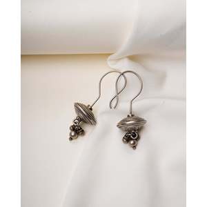 Pendientes de Plata 925 con Gancho Curvo y Bola, Elegantes Pendientes de Bola - Product Image 2