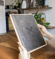 Porte-menu en bois moderne sur mesure – Gravé, étanche et écologique, avec couverture en bois personnalisée et reliure en cuir gris