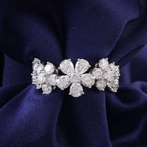 แหวนเงินแท้ 925 ประดับมอสซาไนต์ ดีไซน์ดอกไม้ ชุบโรเดียม ฝังแบบ Pave  งานออกแบบเฉพาะ  ของขวัญสำหรับงานหมั้นและงานแต่งงาน  เครื่องประดับชั้นดี - Product Image 1