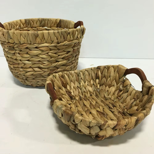 Panier en jacinthe d'eau au design simple pour le rangement quotidien à la maison, offrant un style naturel et pratique - Product Image 1