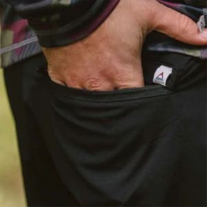 Pantalones cortos de baño reciclados de alta calidad para hombres, ecológicos y elegantes, perfectos para playa y piscina - Product Image 4