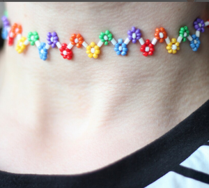 Collar de cuentas de semillas de arcoíris Flor LGBT PRIDE GAY Diseño floral hecho a mano Bisexual Lesbiana No binario - Product Image 2