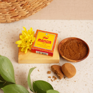 Exfoliante Corporal Herbal Tradicional Javanés JMK con Flores Secas, Cúrcuma y Vetiver, Aroma Natural para una Piel Radiante - Product Image 1